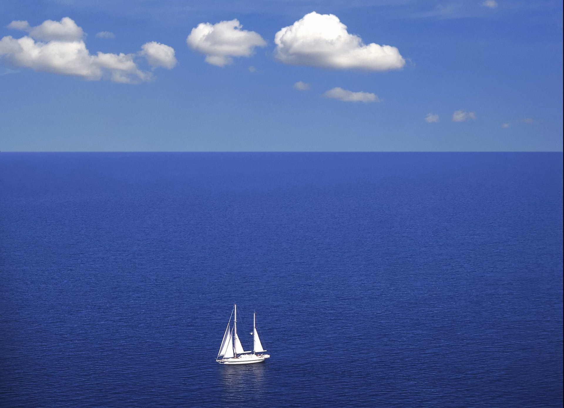 yate mar nubes horizonte azul