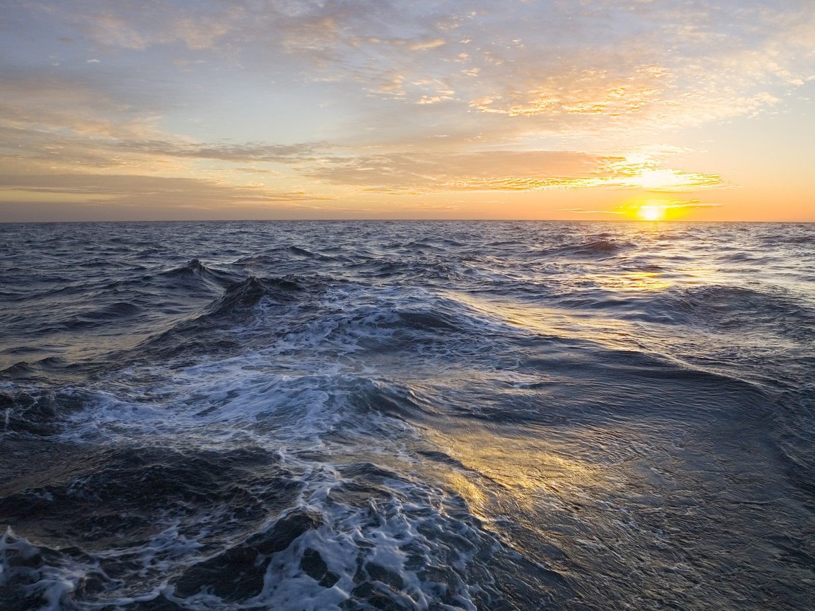 mare onde nuvole sole orizzonte