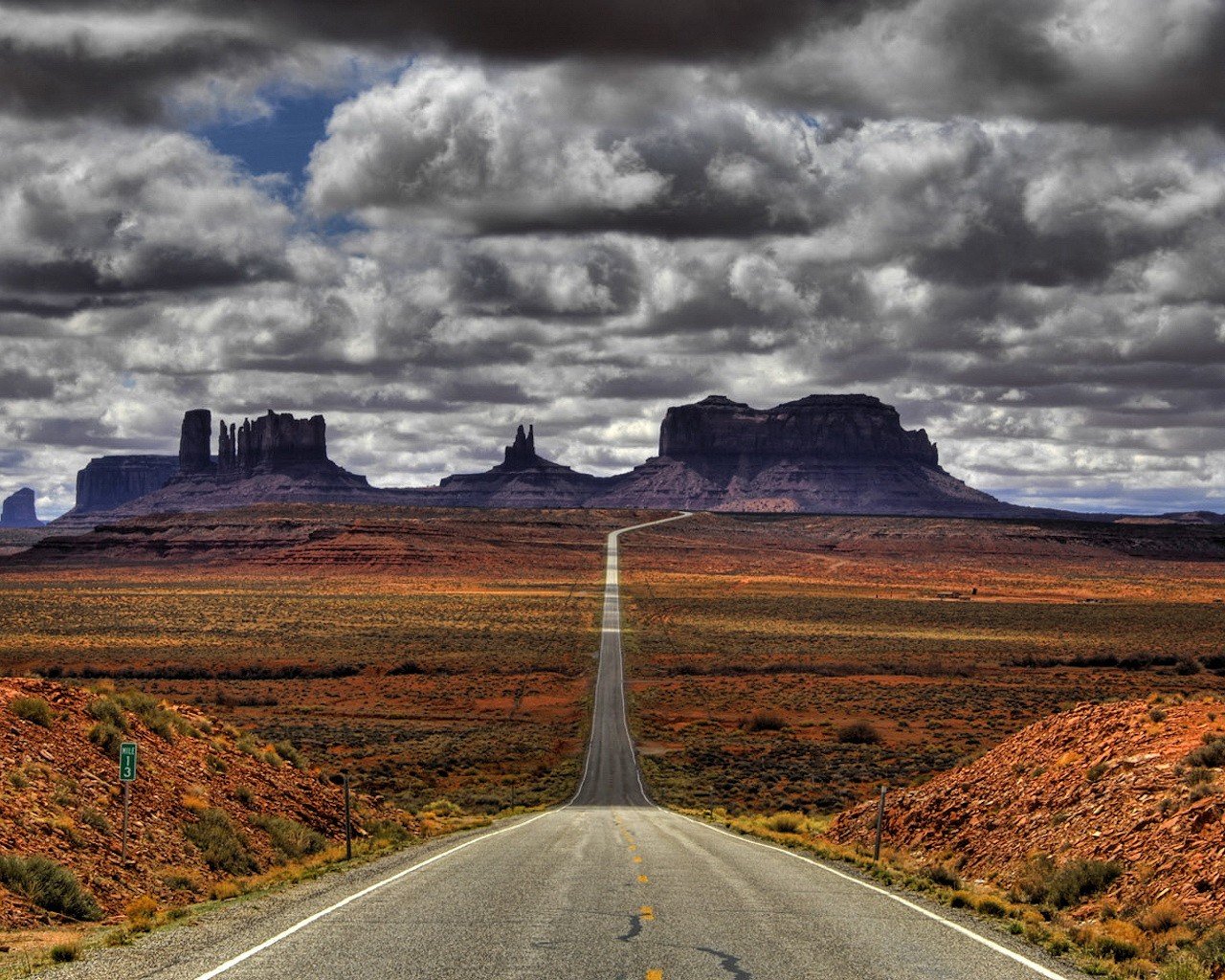 carretera desierto montañas