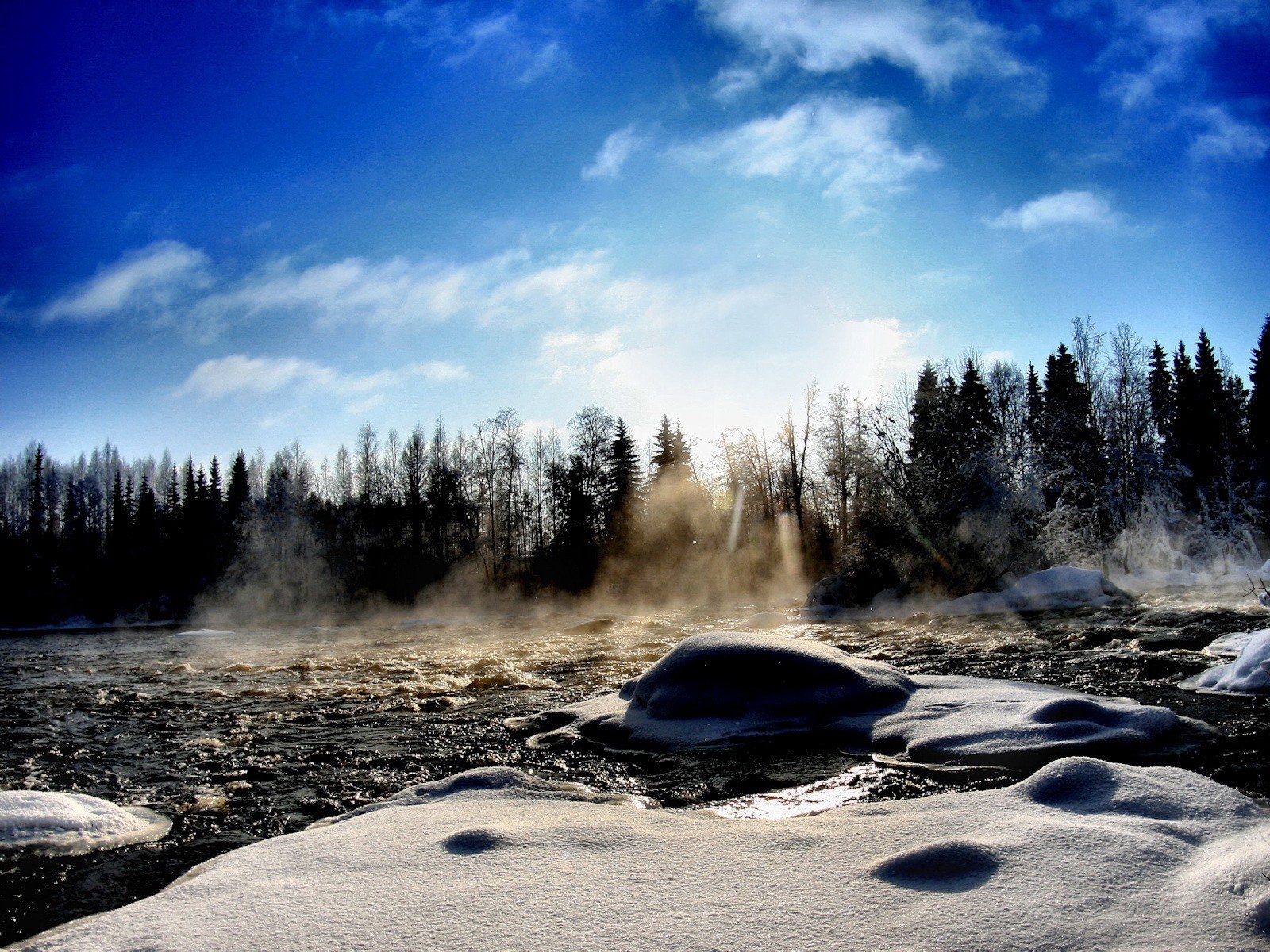 fiume inverno neve alberi