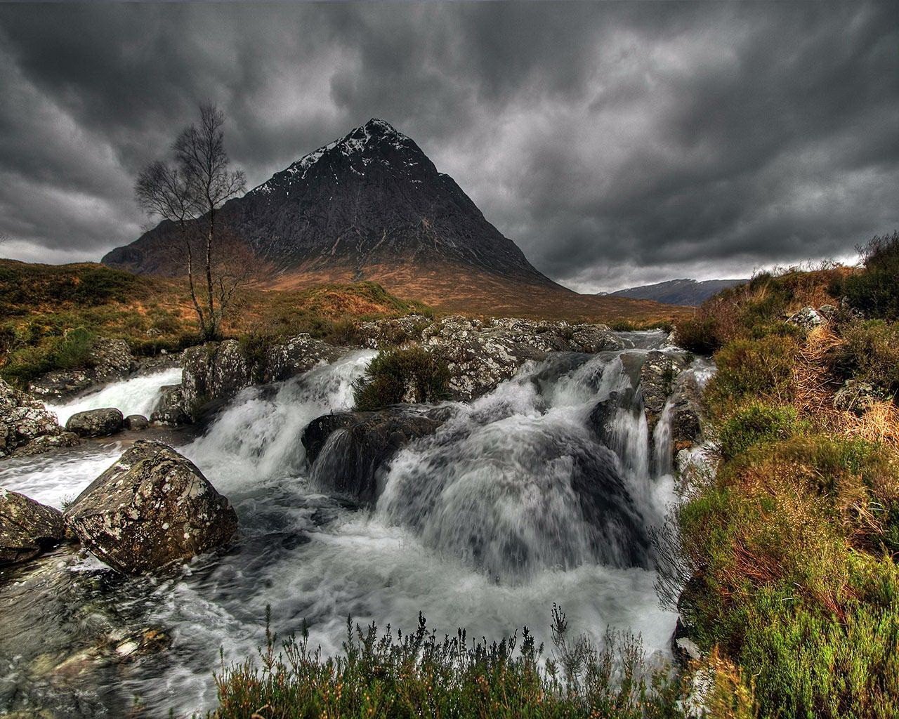 cascada montaña hierba nubes árbol