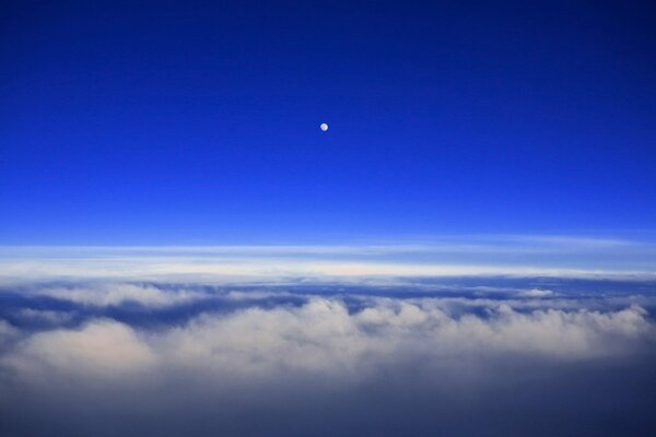 Blauer Himmel. Weiße Wolken