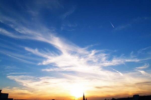 Eine Stadt bei Sonnenuntergang