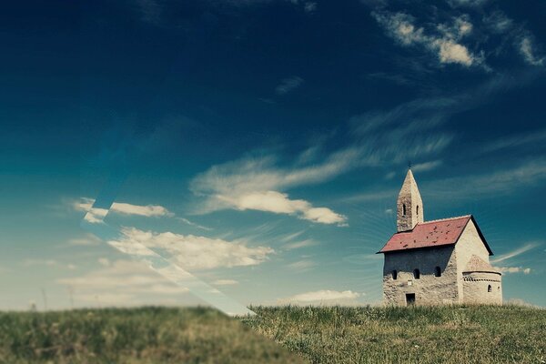 Chiesa solitaria su un campo verde