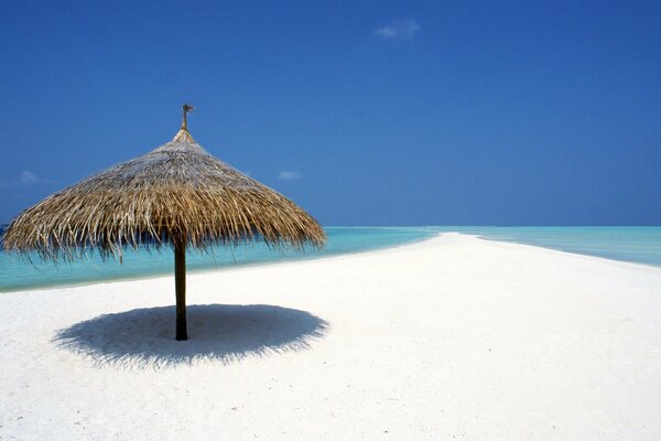 Spiaggia di sabbia tropicale con baldacchino