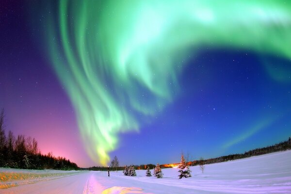 Aurora boreale contro la neve