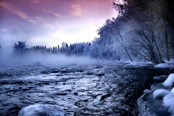 Río de invierno rápido