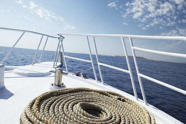 Dans la brise de la mer, le yacht flotte