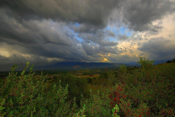 Graue Wolken. Windiges Wetter