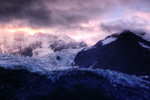 Paesaggio invernale di montagna e cielo nuvoloso