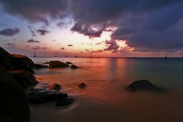 Costa de piedra. Nubes oscuras