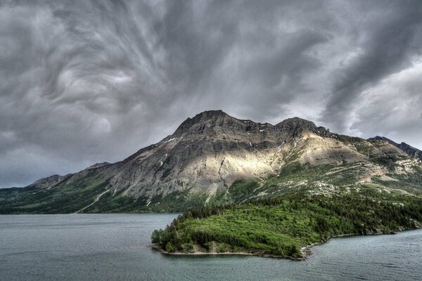 Berge vor dem Hintergrund von Wolken und Wasser