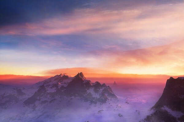 Schneebedeckte Berge in feurigen Wolken