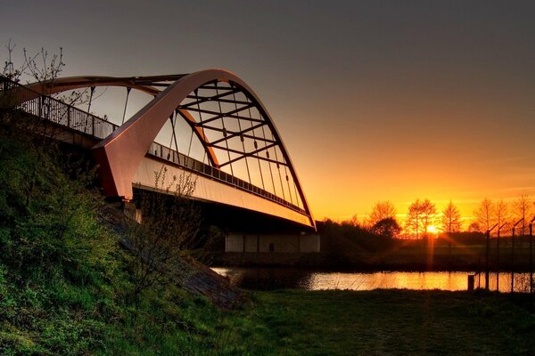 Pont fluvial au coucher du soleil