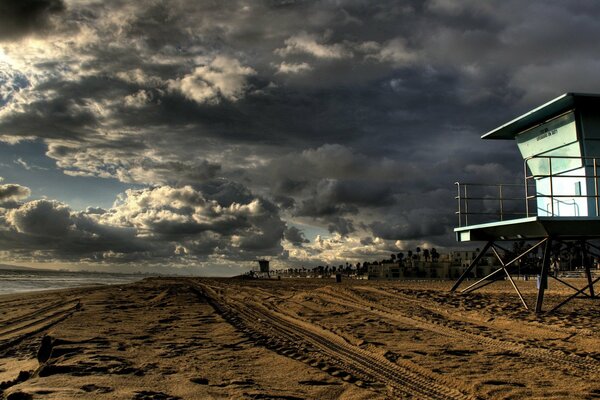 Playa de arena bajo hermosas nubes