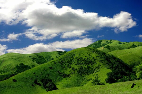 Soffici nuvole sopra le verdi colline