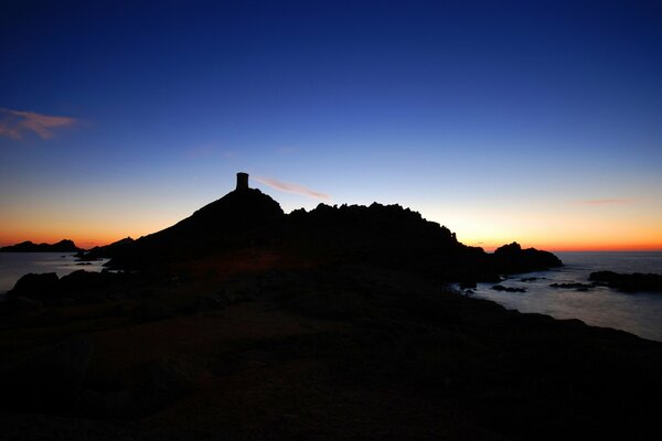 Bellissimo tramonto con vista sulle rocce e sul mare