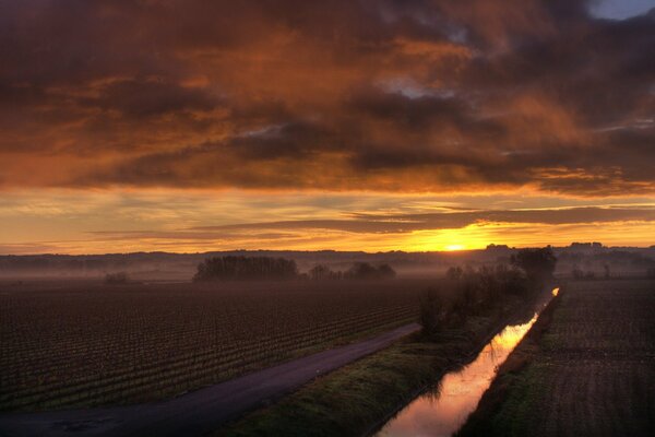 Nebliger Morgen und Sonnenaufgang