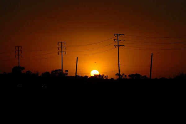 El sol Poniente y los cables