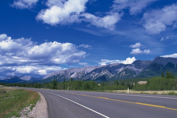 Route dans les montagnes vers les nuages