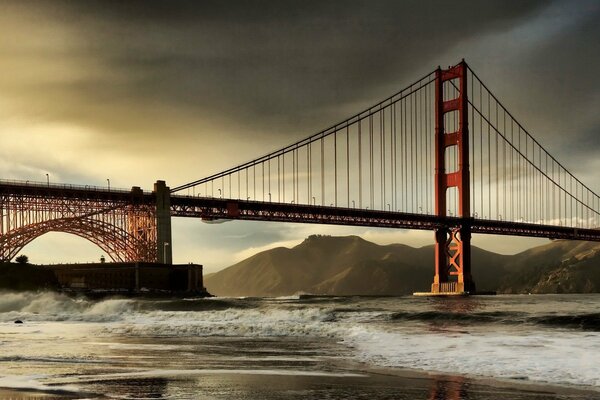 Most Golden Gate nad zatoką w San Francisco