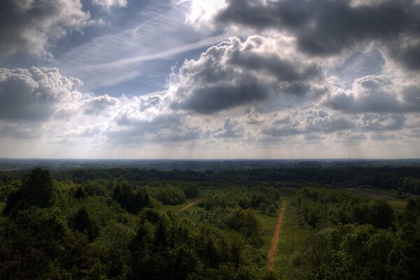 Wolken und ein Fernweg zu den Bäumen