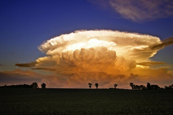 Coucher de soleil cosmique effrayant. Apocalypse