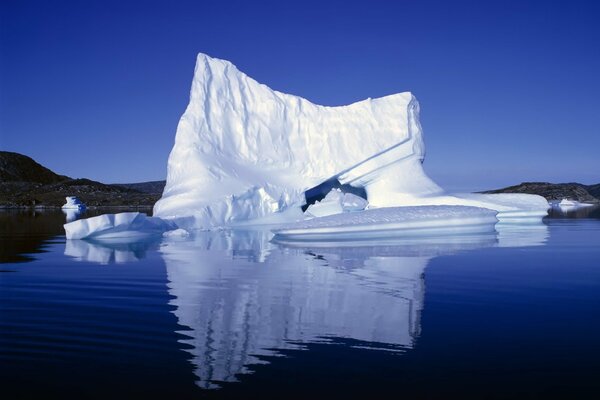 Un gran iceberg en aguas tranquilas