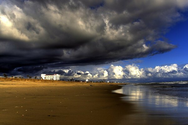 Une tempête approche de la mer