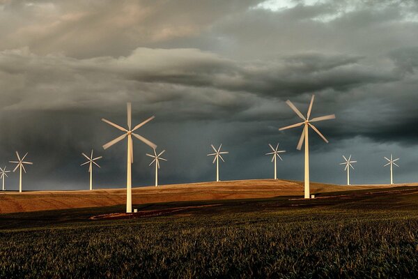 Windmühlen auf grauem Himmel Hintergrund