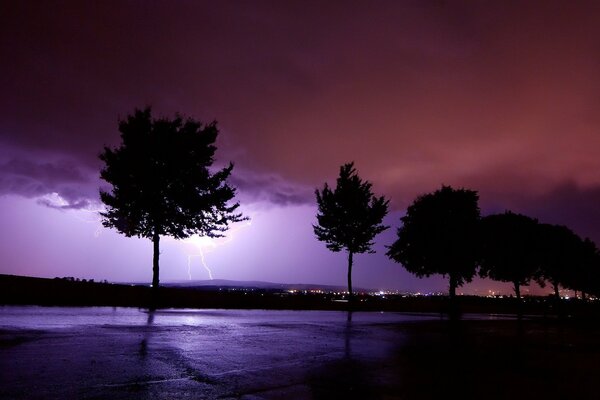 Mauvais temps, ville de nuit