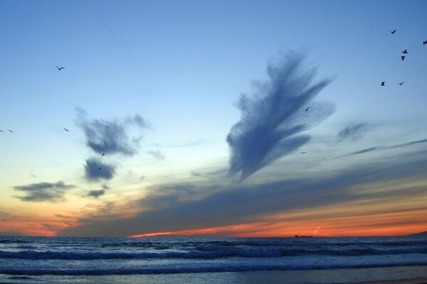 La mer des vagues va au-delà de l horizon, se heurtant aux nuages dans le ciel