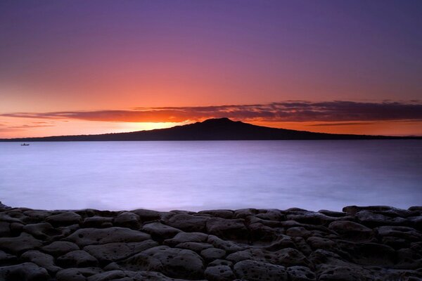 Côte rocheuse de la mer au coucher du soleil