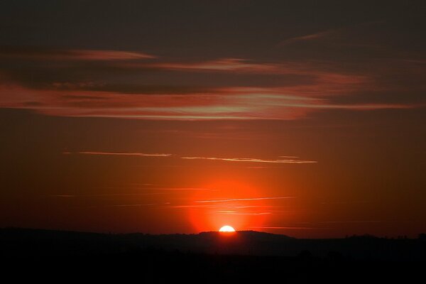 Halo naranja del sol al atardecer