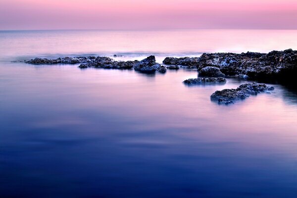 El océano al atardecer en el horizonte