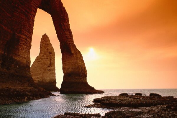 Bellissimo tramonto sulla riva del mare