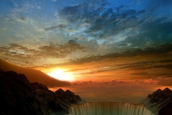 Grande cascata sotto il cielo al tramonto