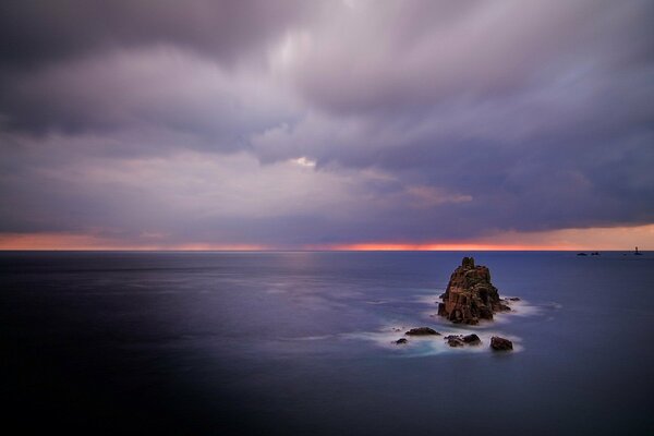 Tranquilidad del mar ante la tormenta