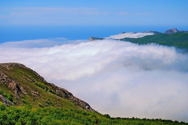 Vue sur les nuages de la montagne et la mer depuis la hauteur