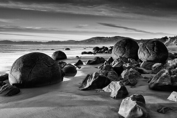 Grandes piedras redondas en la orilla del estanque