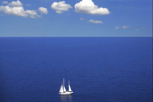 Yate solitario en el mar azul