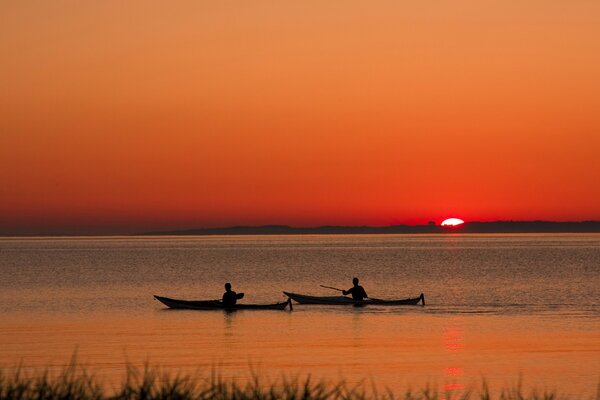 Boote auf Sonnenuntergang Hintergrund, Schilf