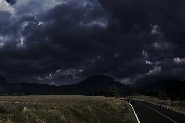 Oscuridad espesa en el camino de la estepa