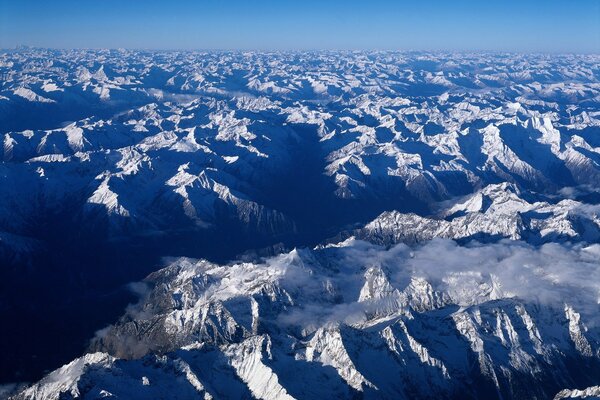 Die Gipfel der schneebedeckten Berge. Bergkette