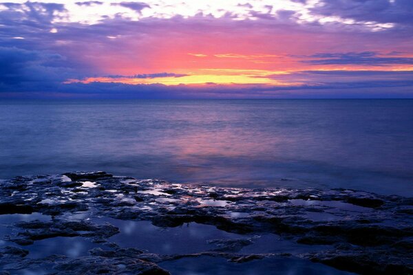 Horizonte inalcanzable en el mar al atardecer