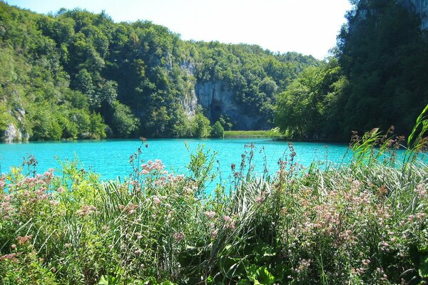 Lago azul entre las montañas pintorescas