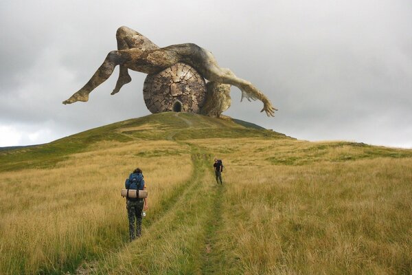 Les voyageurs vont à une sculpture inhabituelle