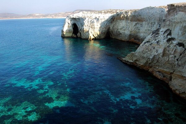 Grotte dans la belle baie bleue