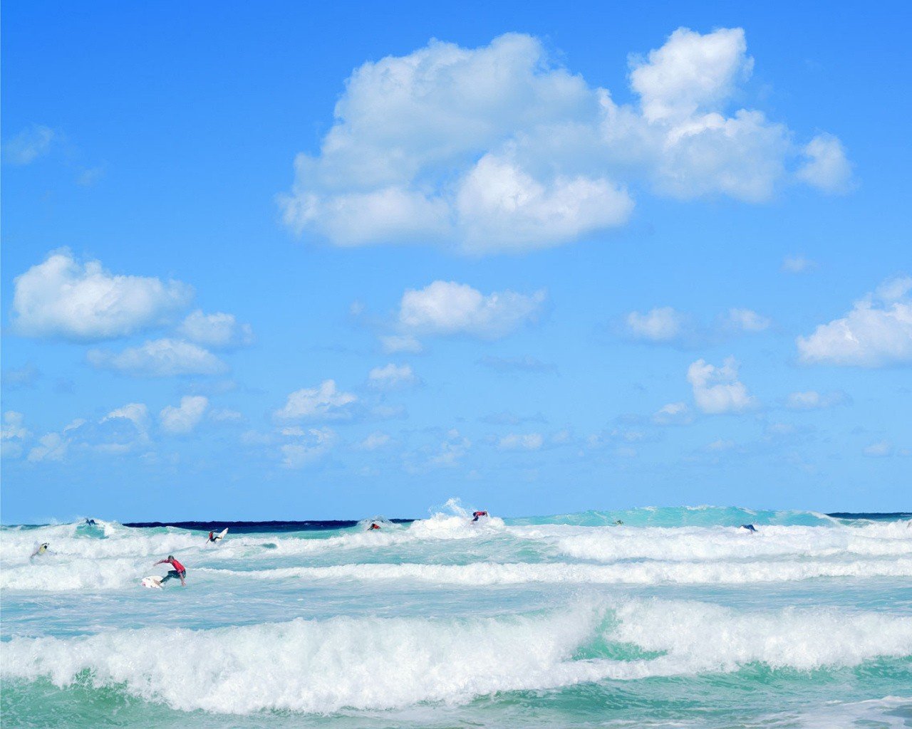 mare onde nuvole surfista