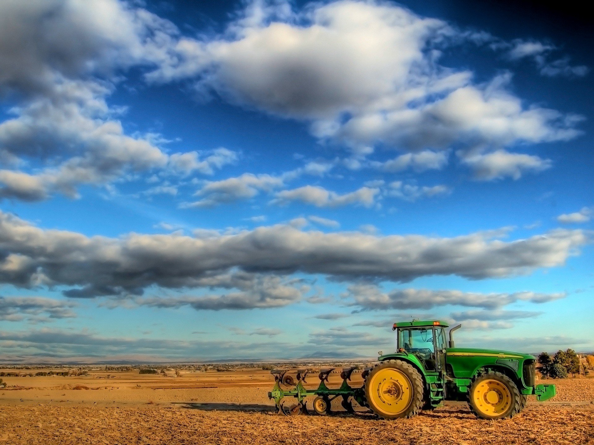 nuages champ tracteur